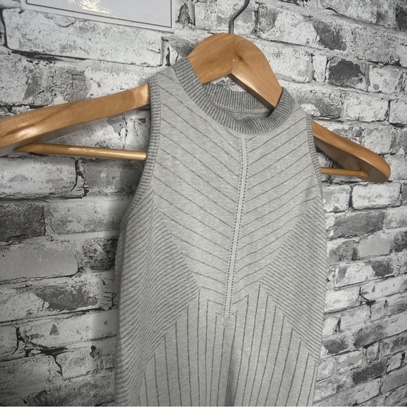 EUC Athleta Sojourn Tank High Neck Gray Textured Tank Top Size XS - Picture 4 of 10